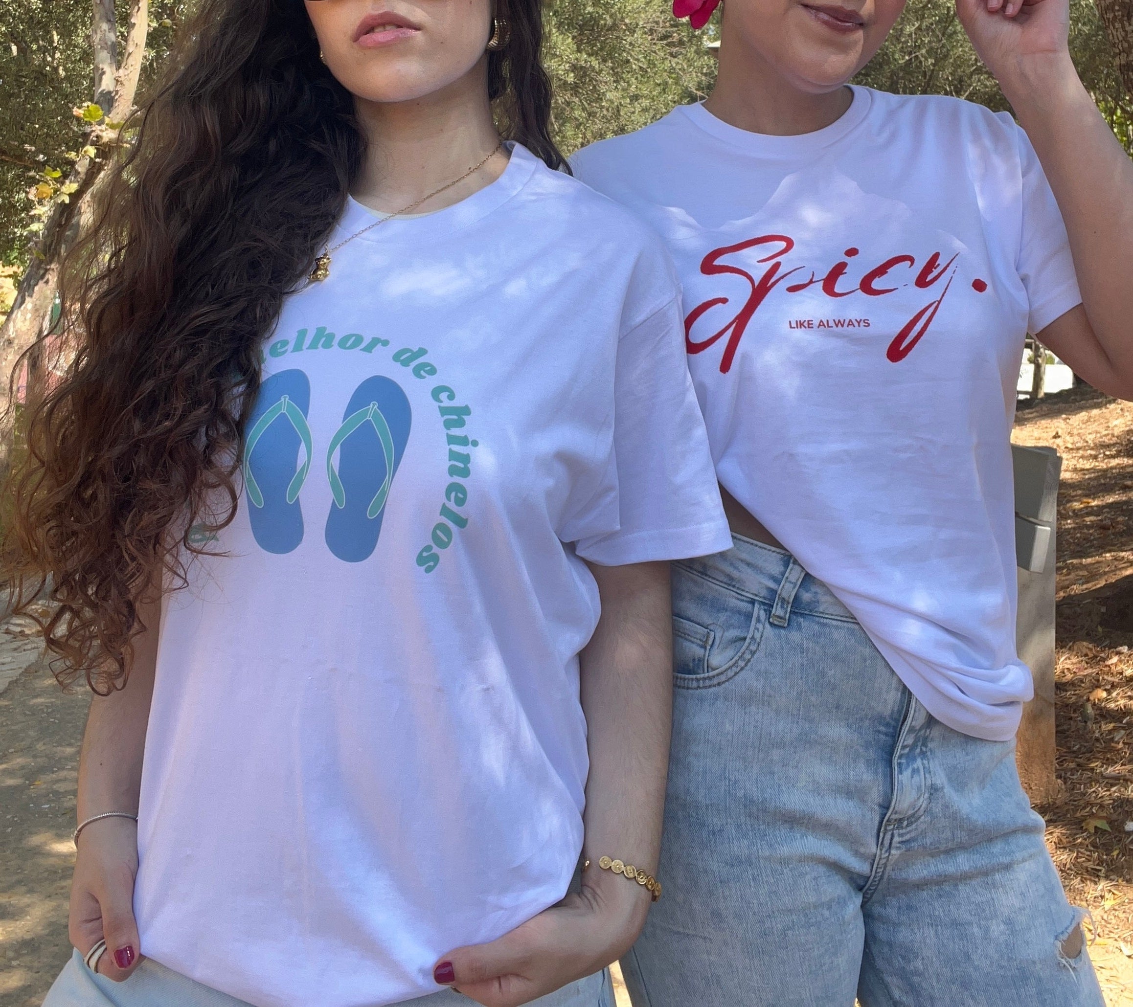 TSHIRT UNISEXO MODELO 'A VIDA É MELHOR DE CHINELOS'